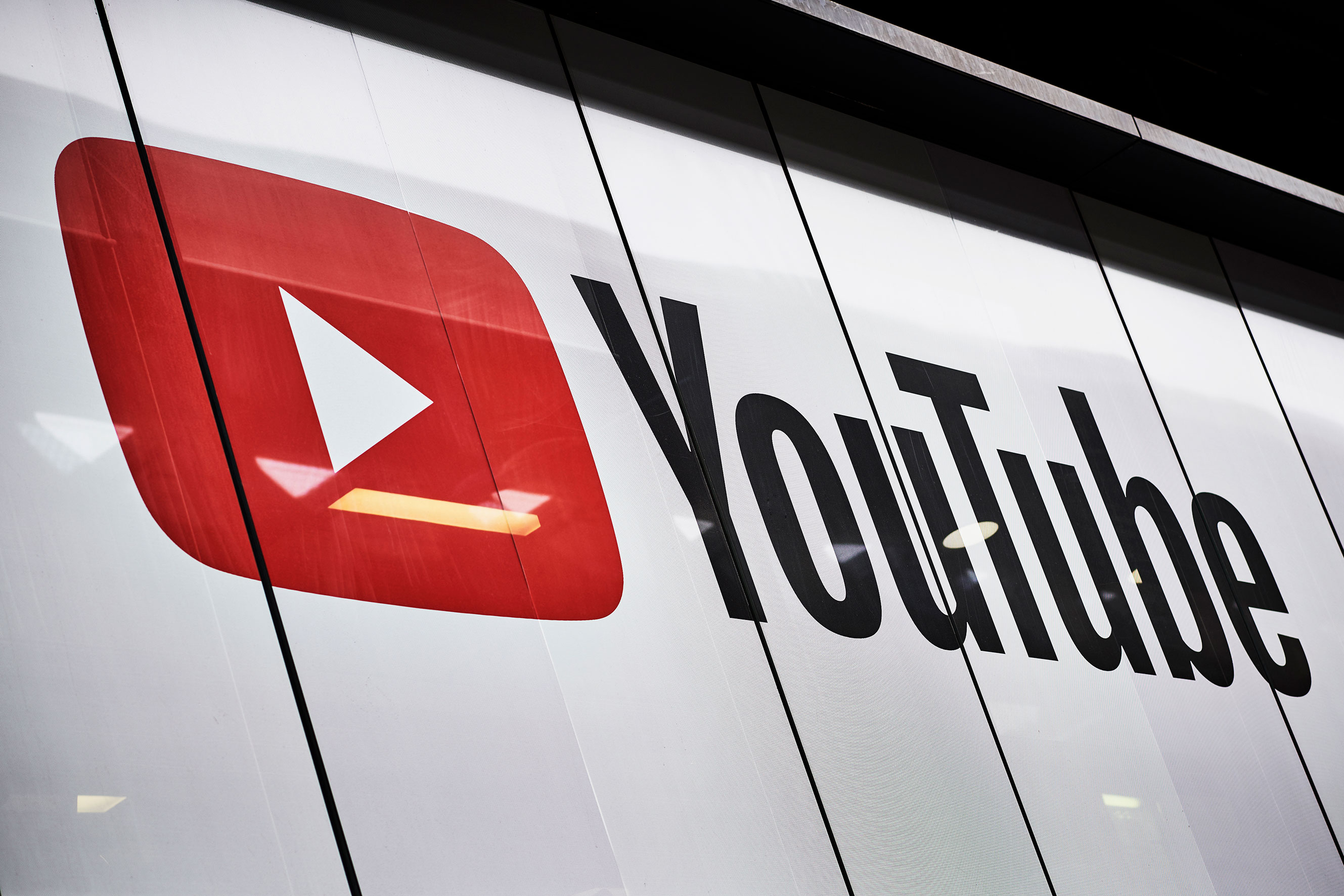 YouTube Shifts to Automated AI Video Labeling for Photorealistic Content
